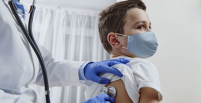 Criança gênero masculino sendo examinado por médico