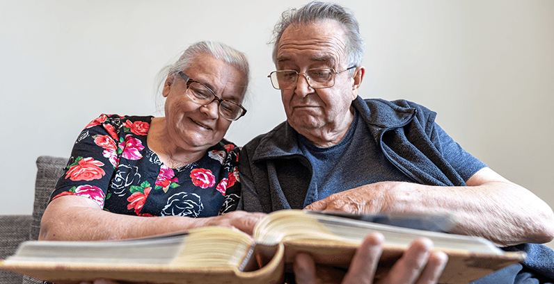 Casal de idosos lendo livros juntos